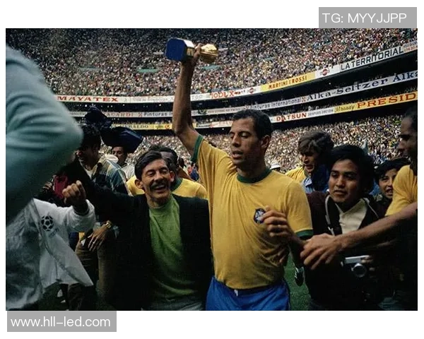 传奇球星同框：回顾足球黄金时代的经典时刻与辉煌岁月