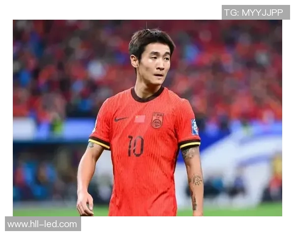 国足球星振臂高呼激情庆祝赛场胜利瞬间点燃全国球迷热情 国足球星振臂高呼激情庆祝赛场胜利瞬间点燃全国球迷热情