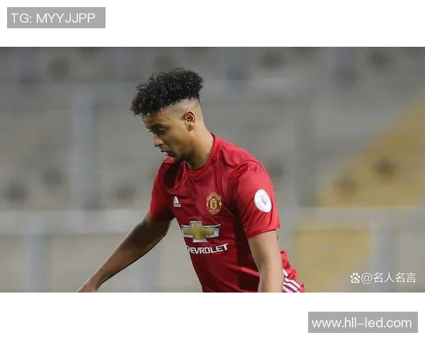 曼联球星精彩足球技艺展示，震撼球场瞬间回顾与分析