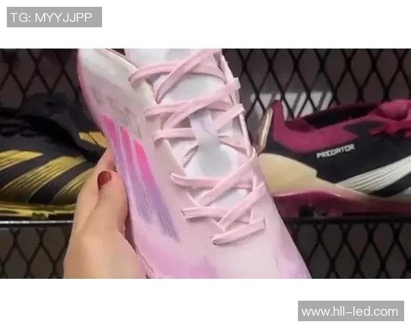 粉色足球鞋闪耀赛场 足坛明星球员上脚引领潮流新风尚