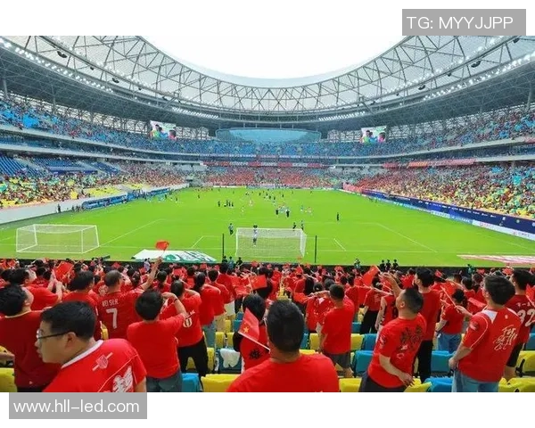 足球巨星凝视看台瞬间展现比赛激情与观众共鸣