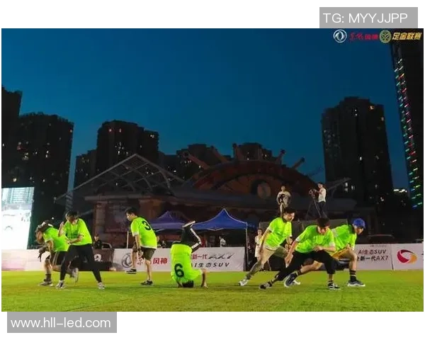 足球明星跳小男孩舞蹈大秀精彩舞技引爆全场网友热议